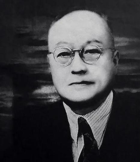 1945年，中统的徐恩曾被撤职后，无事可干的他改经商卖黄豆，囤了30万斤黄豆后，