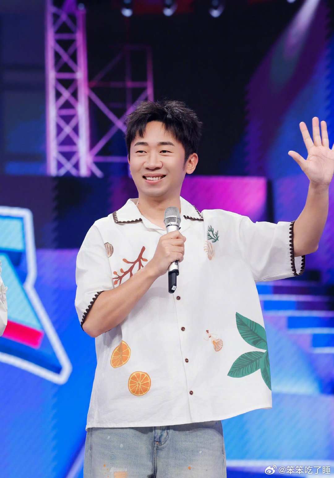吴宣仪杨迪演短剧笑点太密了 你好星期六 谁看短剧前半段还在等甜宠剧情，没想到反转
