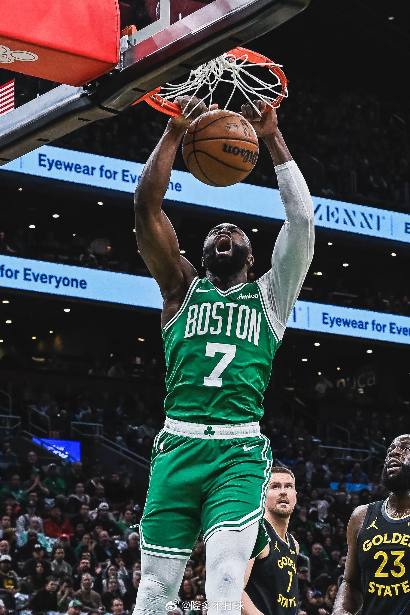 杰伦-布朗今晚出场35分钟，得到了32分6篮板5助攻2抢断，投篮21中11此役过