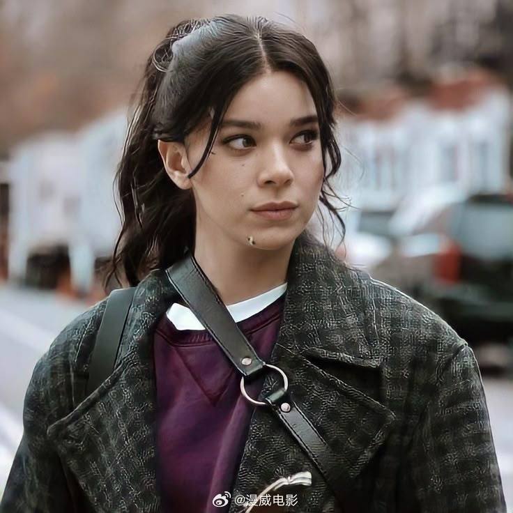 🍼海莉·斯坦菲尔德宣布她与老公乔什·艾伦的第一个孩子出生了，是个女孩。恭喜海莉