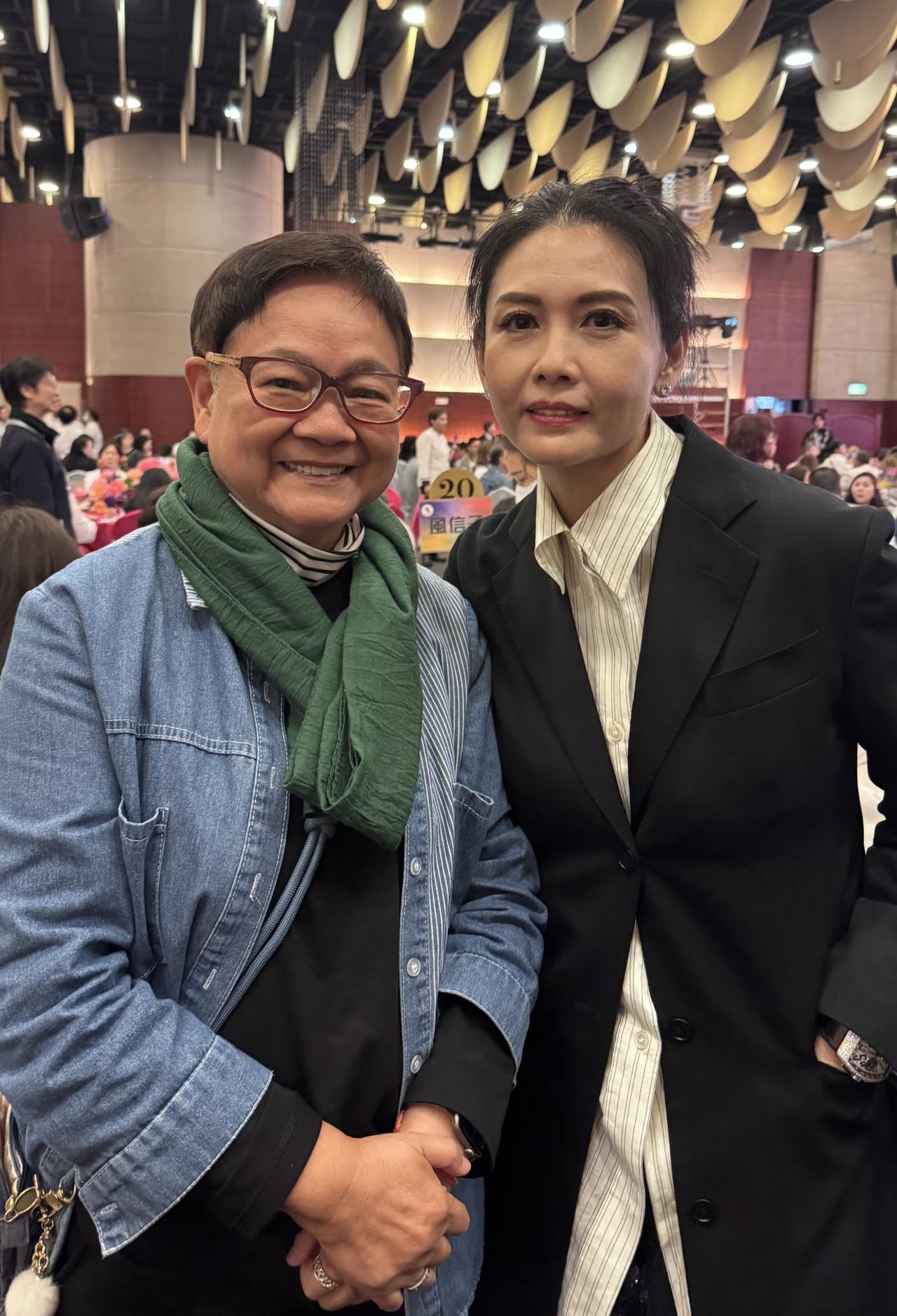 58岁邱淑贞在香港参加曾志伟举办的生日慈善寿宴，她穿着一身黑衣，扎着丸子头，脸部