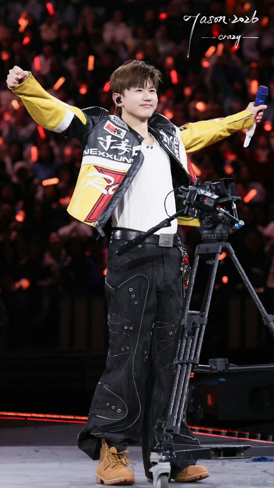 张杰新春场好像唠家常 张杰未LIVE巡回演唱会张杰新春场演唱会也太亲切了，全程唠