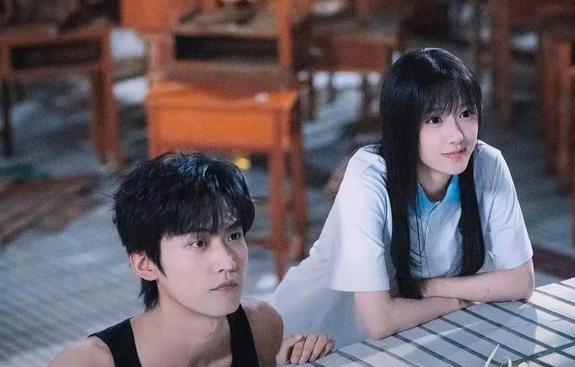 包上恩和周柯宇主演的青春片《炽夏》播了。从宣发角度看，这部剧想突围确实有点难。两
