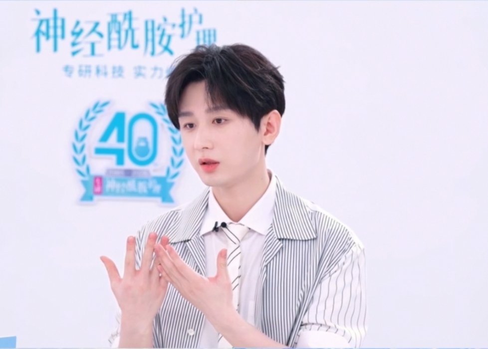 今晚直播里的状态超棒，整个人轻松自在。偶尔流露出懵懂软萌的神态，一举一动都透着天
