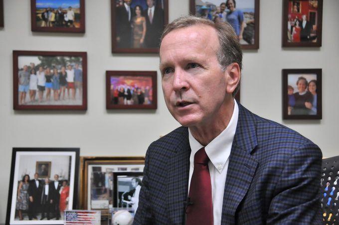 美国前总统老布什之子尼尔·布什发声了！他明确表态：“对华敌意被夸大了，美国在用错