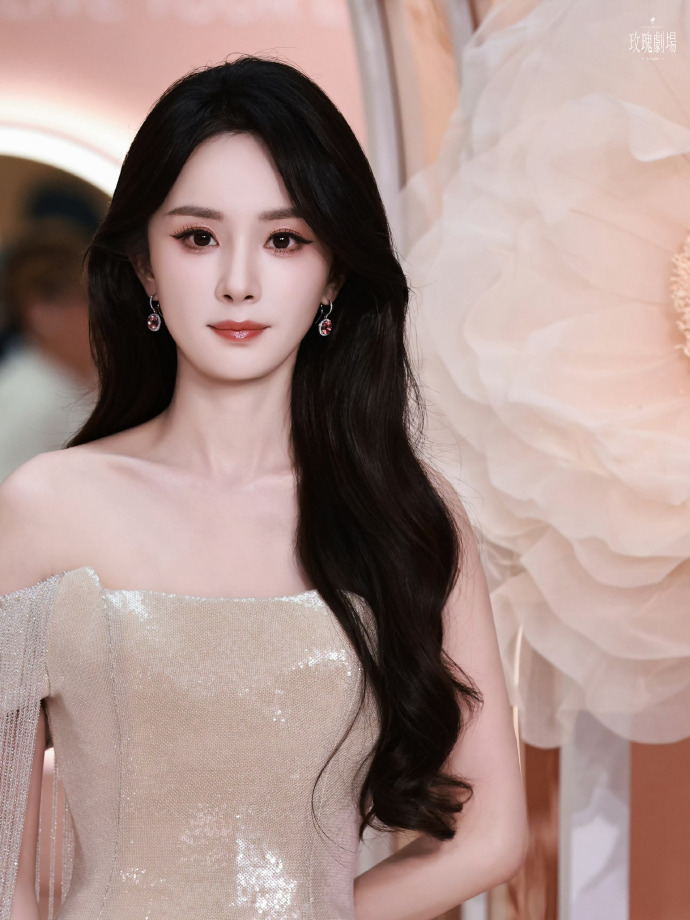 杨幂连续五年为刘诗诗庆生 杨幂真的是人美心善，最近连着好几场工作，希望接下来能休