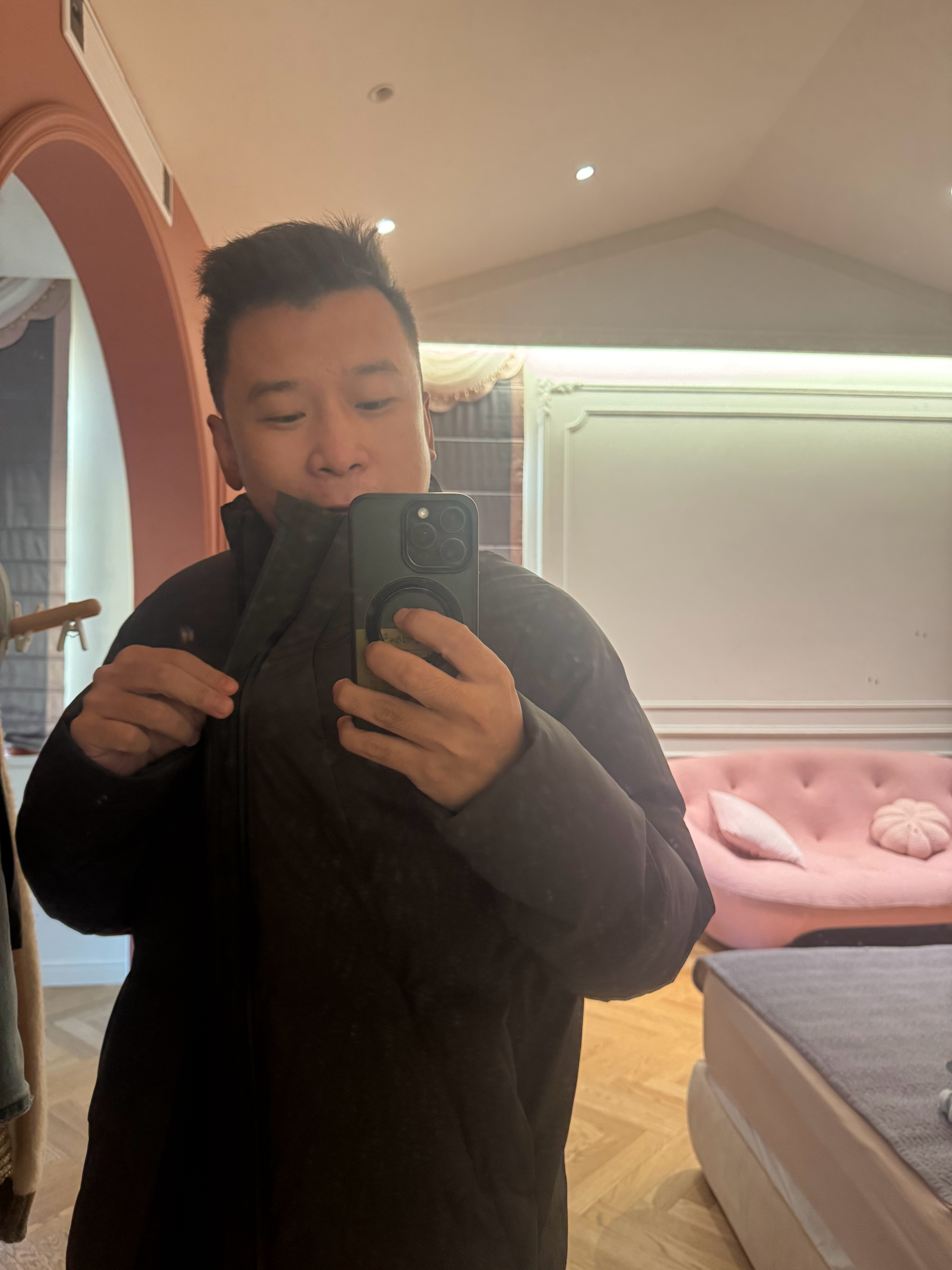 准备出门，都穿上羽绒服了。这天儿啊，冻死我啦。 ​​​