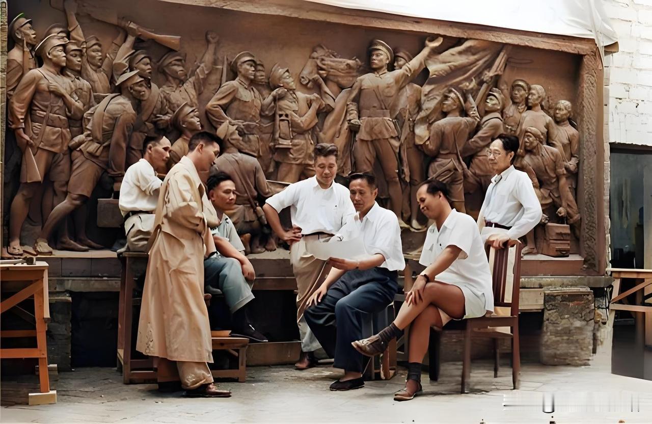 1956年7月11号，天安门广场边上这工作室，墙上是人民英雄纪念碑浮雕，七位雕塑