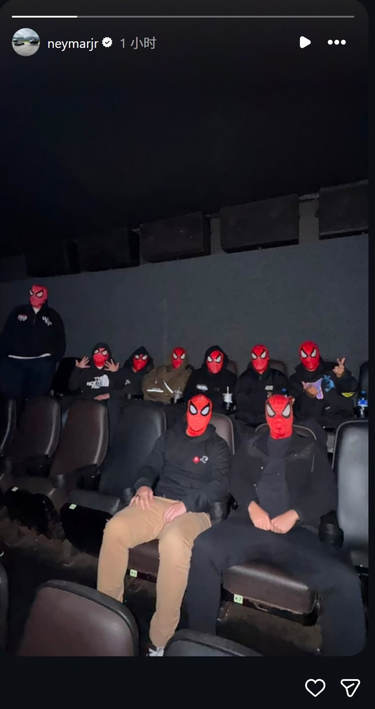 蜘蛛侠新作上映！内马尔社媒晒在影院戴蜘蛛侠头套照片8月11日讯 内马尔更新社媒动