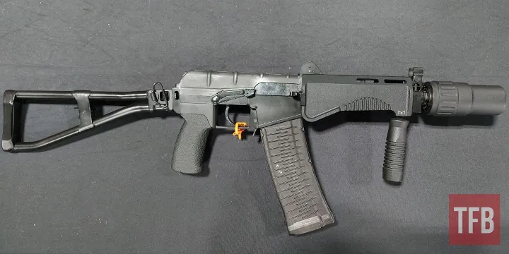 烽火问鼎计划每天认识一件兵器 在2026年美国SHOTSHOW展台上，罗斯韦尔枪