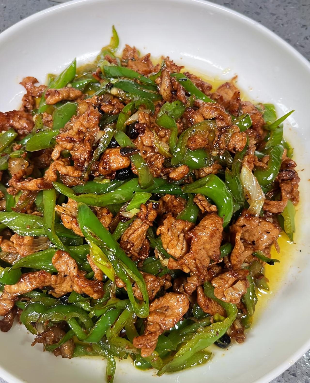 从闺蜜的美食局回来，体重秤数字直接给我浇了盆冷水，一周瘦的两斤全反弹，还额外多涨