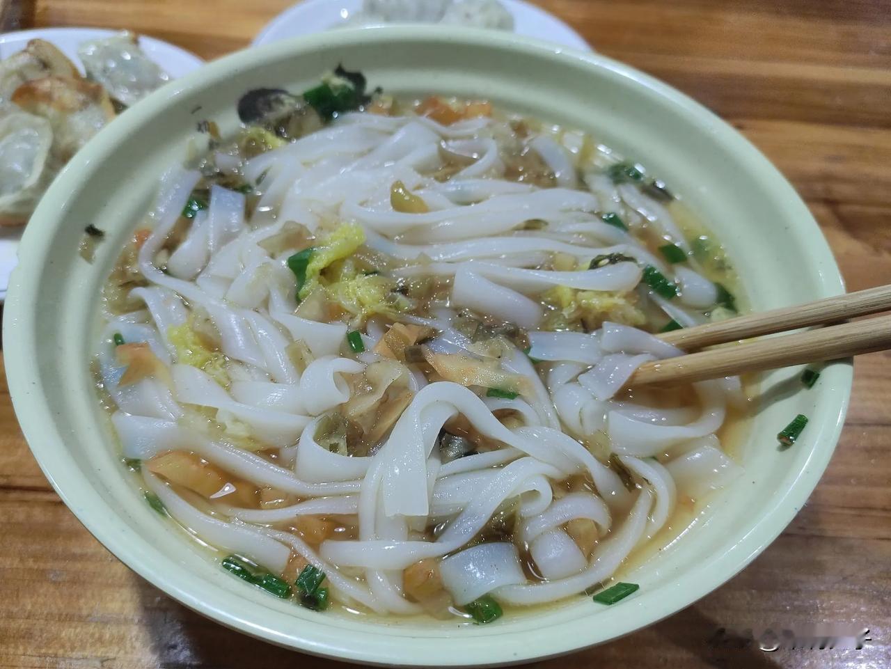 龙泉第一笼是个吃宵夜的好去处，那里有粉皮、鸭头、煎饺和小笼包。
隔壁的烧饼店也在
