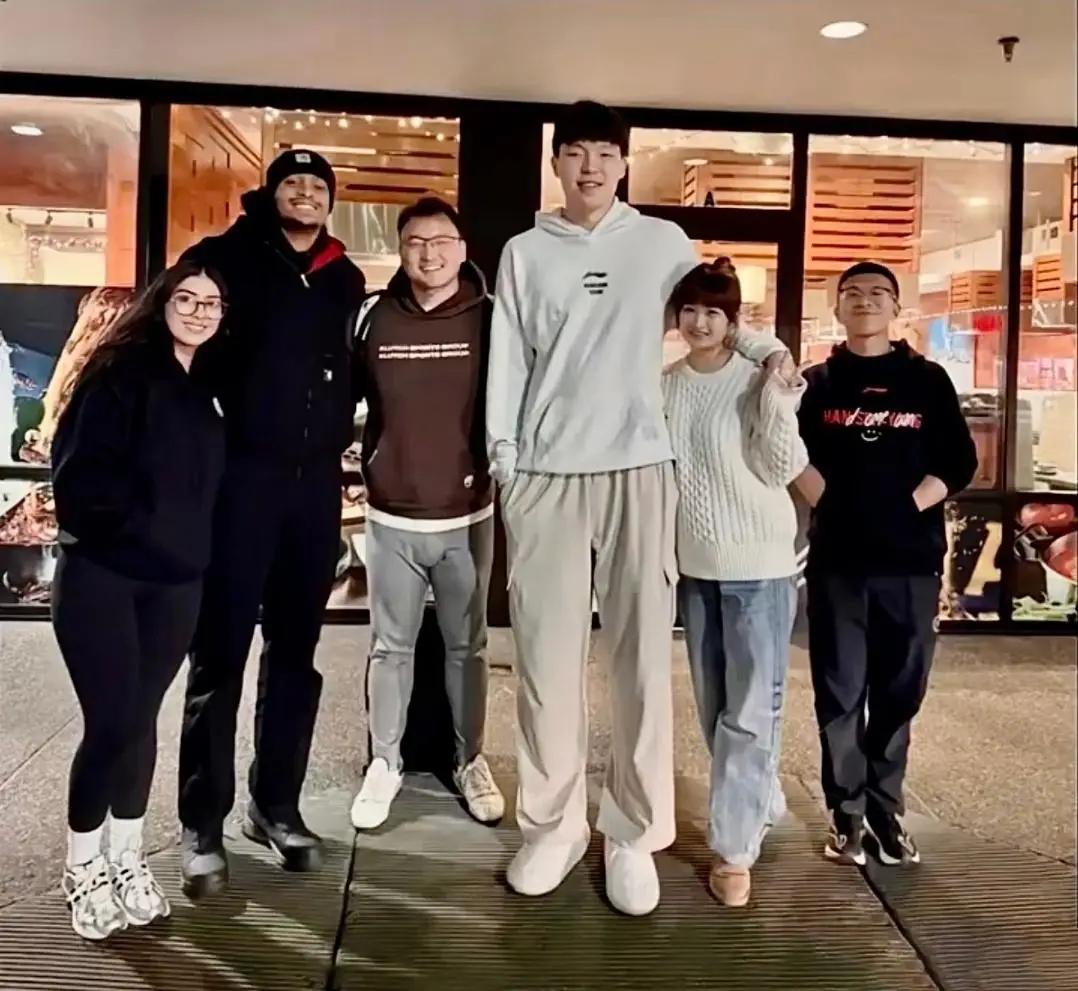 杨瀚森错失奖金杨瀚森携女友与凯尔登约翰逊聚餐杨瀚森男篮世预赛