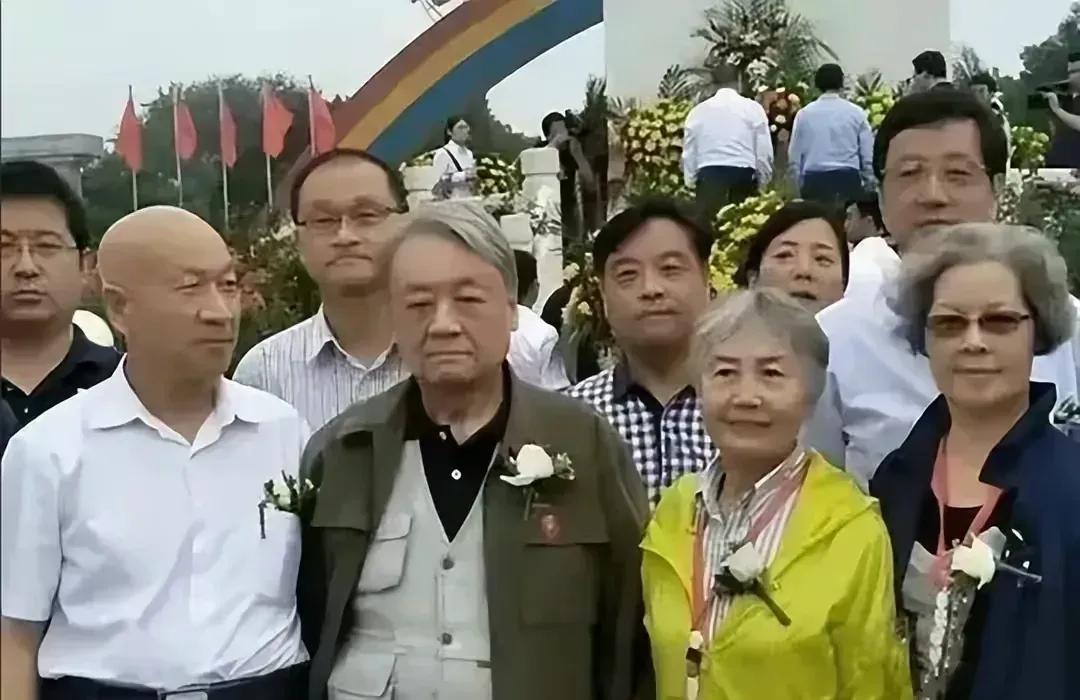 2001年，毛远新退休，每个月工资1000元左右。可是，他却说：“我很知足，伯父