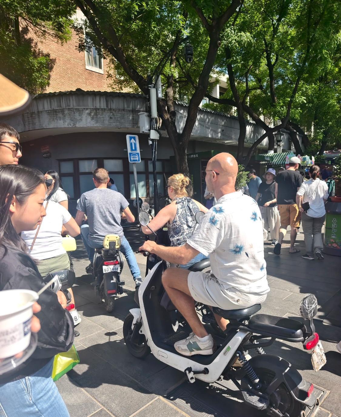 伦敦街头，骑着电动两轮车穿行的身影越来越密，车身上的"雅迪""小牛"，比旁边的英