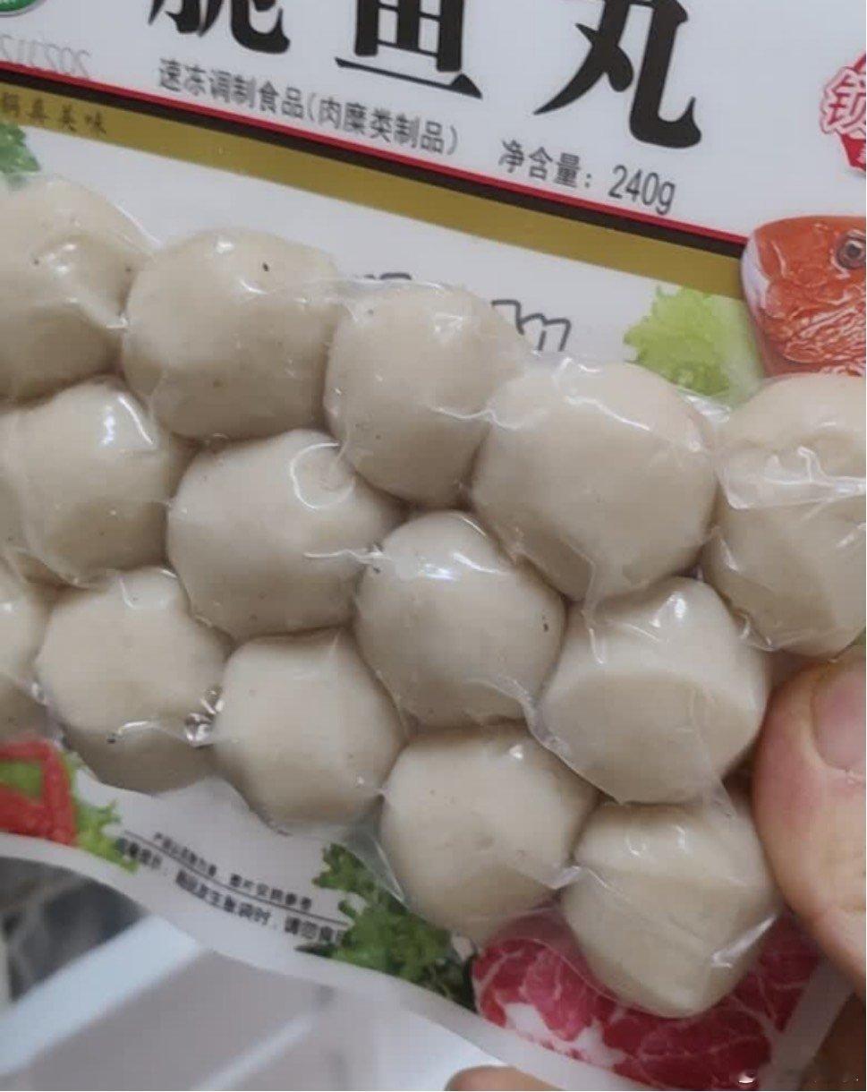 四个字形容目前你的寝室关系——“一群吃货”。我最爱的小鱼丸昨天买的，今天就和大家