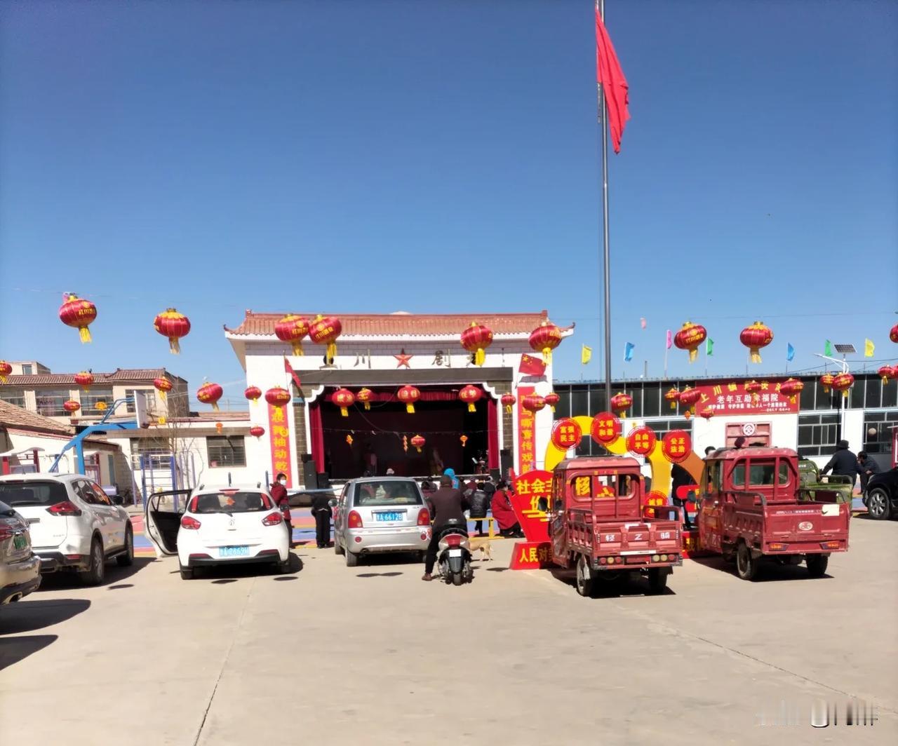 唱戏的人比看戏的多，锣鼓声、琴胡声、高亢的秦腔声依然引不来多少观众，不是人们不爱