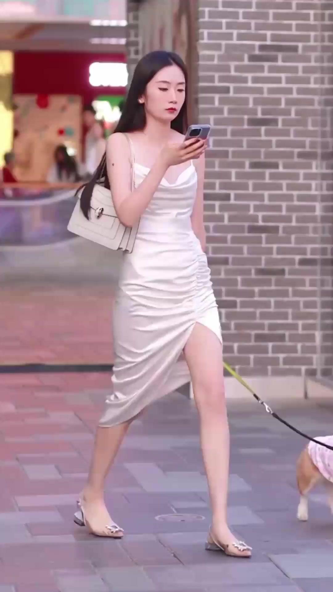 什么样的白色真丝半身裙能封神？✨丝滑垂坠感绝了！
白色真丝长裙高开衩设计太懂女生