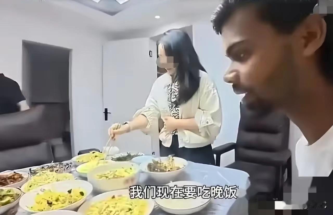 印度来的“要饭哥”上门，主人家特意做了一桌子菜，连牛肉都特意避开，就怕人吃不惯。