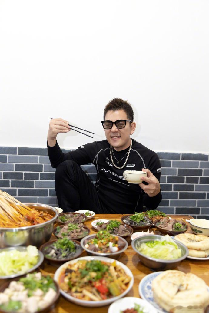 任贤齐每一口都是替歌迷探路任贤齐演唱会追星旅行攻略谁能拒绝这样的偶像！任贤齐不只