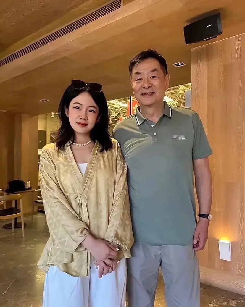 男人老得太快了，他年轻时可是少妇杀手呢，貌若潘安，帅气逼人，如今看着就是油腻大爷