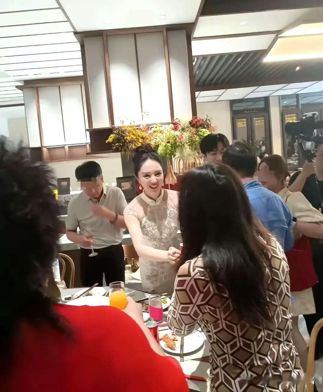 董璇和张维伊的亲朋好友真是守口如瓶，喜酒都喝了，愣是没有提前说他两结婚的。
保密