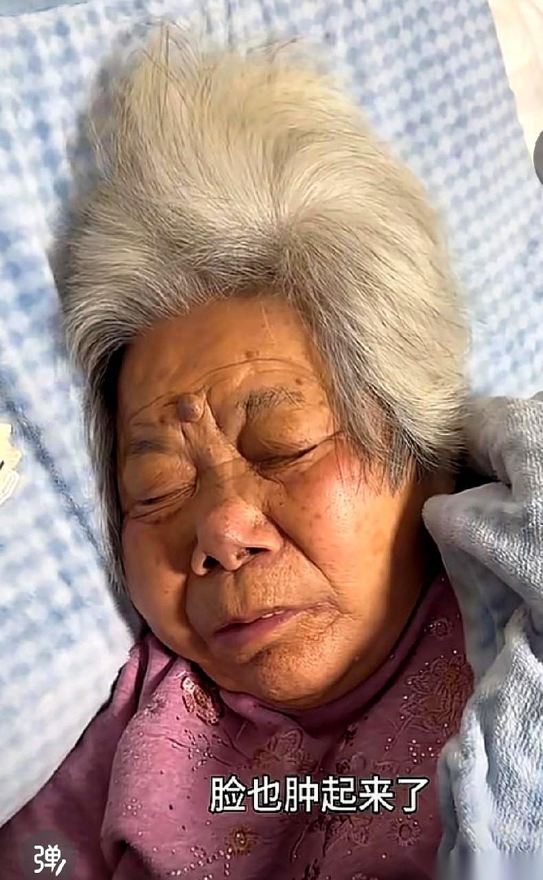 黄喂喂奶奶的病房外，站着两种人。
一种，是她的亲生儿女，靠在墙上，时不时探头看一