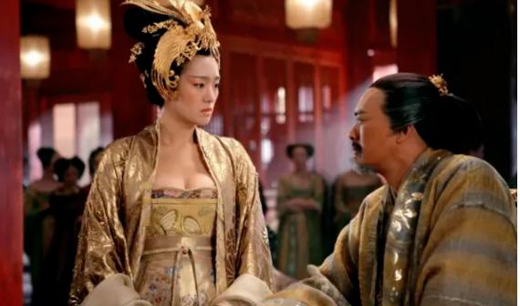 公元904年，朱温侵占了自己的儿媳妇们。两个儿媳妇强烈地嫉妒和争夺，都为了赢得朱