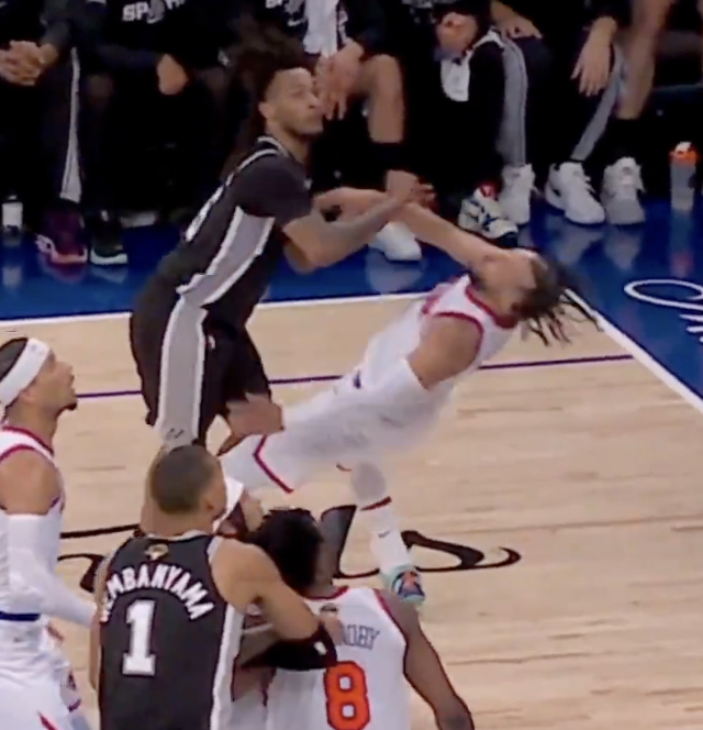 NBA 今天马刺的主线任务就是围殴大头布伦森马刺vs尼克斯nba总决赛
