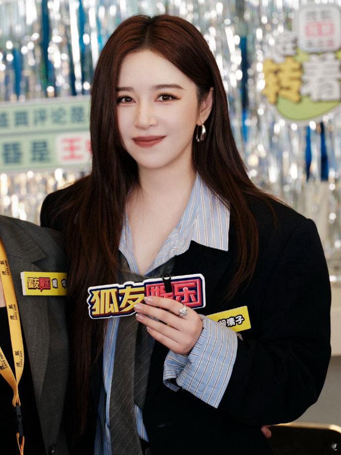 阚清子最新证件照状态阚清子瘦下来美成这样 阚清子证件照美回叶琳时期！西装学院风造