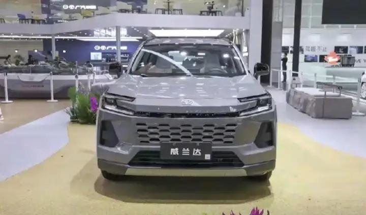 买丰田，这几款闭眼入！
1、凯美瑞，一年卖出20万辆；
2、锋兰达，一年卖出18