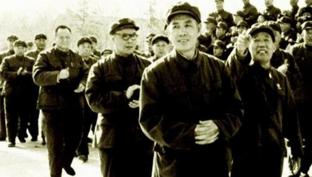 1975年的一天，南京军区司令丁盛少将刚开完会，警卫员进门报告：“首长，您的老战