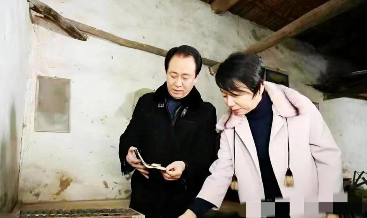 许家印的前妻丁玉梅2月26日向许家印的次子许腾鹤追讨10亿港元。
据香港高等法院