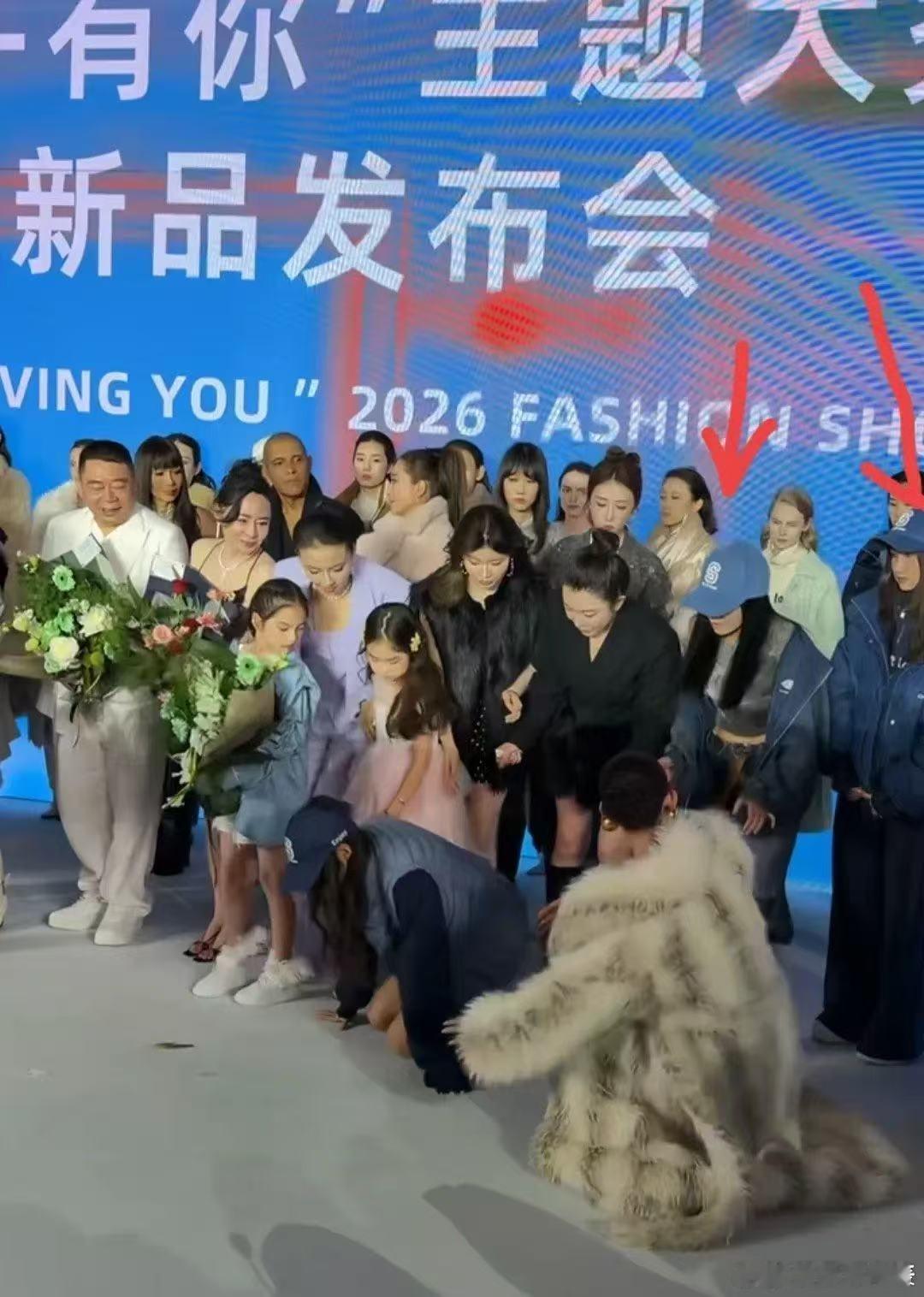 赵子琪大女儿走秀晕倒 赵子琪带大女儿走秀晕倒 发布会进行途中突发插曲，赵子琪女儿