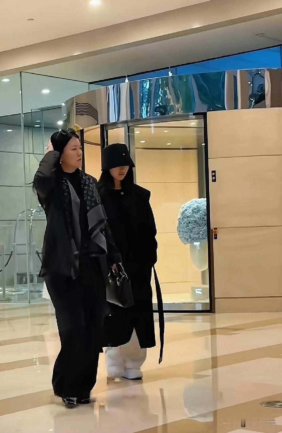 北京酒店偶遇李湘母女同行，王诗龄低调遮面，穿搭简约引网友热议
 
近日，有网友在