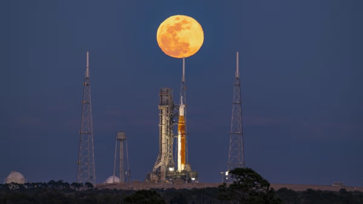 飞扬军事 NASA工程师成功修复阿尔忒弥斯2号SLS火箭尾部服务桅杆脐带塔的氢泄