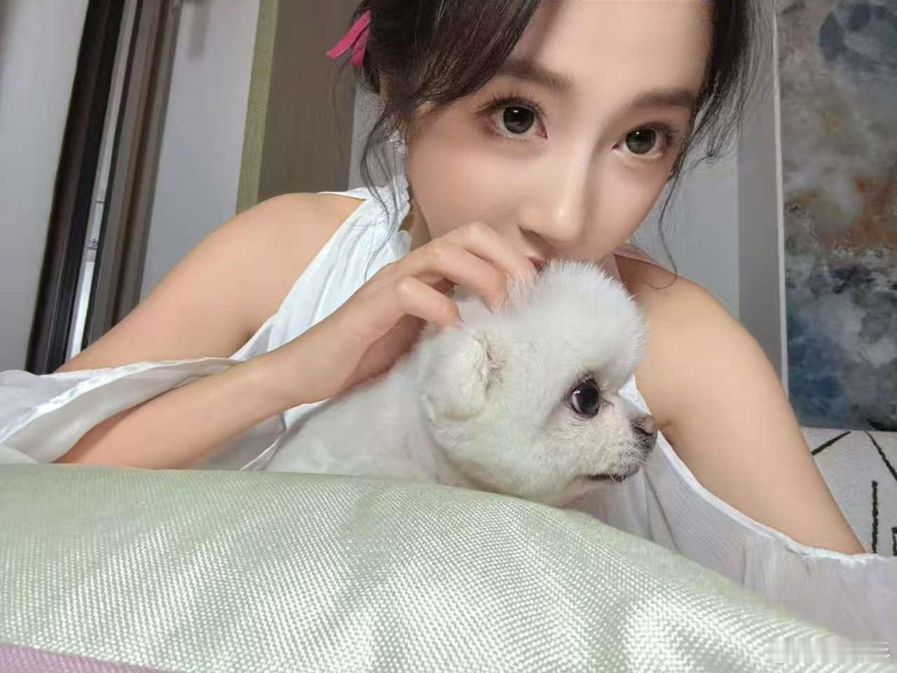 关晓彤晒狗关晓彤九宫格不够小胖来凑 哇，关晓彤晒狗 ，九宫格不够小胖来凑 ​​​