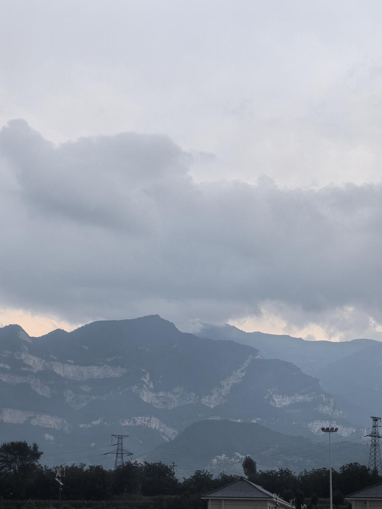 途径灵石县，那山峦叠嶂、云雾缭绕的景色，真给我美麻了！
灵石红崖野人谷，每逢多云