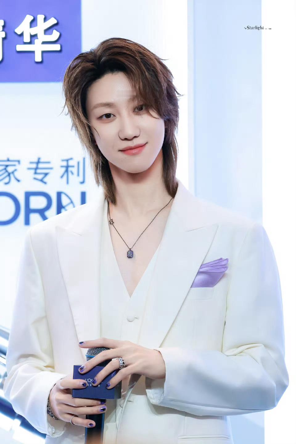 徐明浩这个大深v🥵🤤徐明浩白色深v西装造型