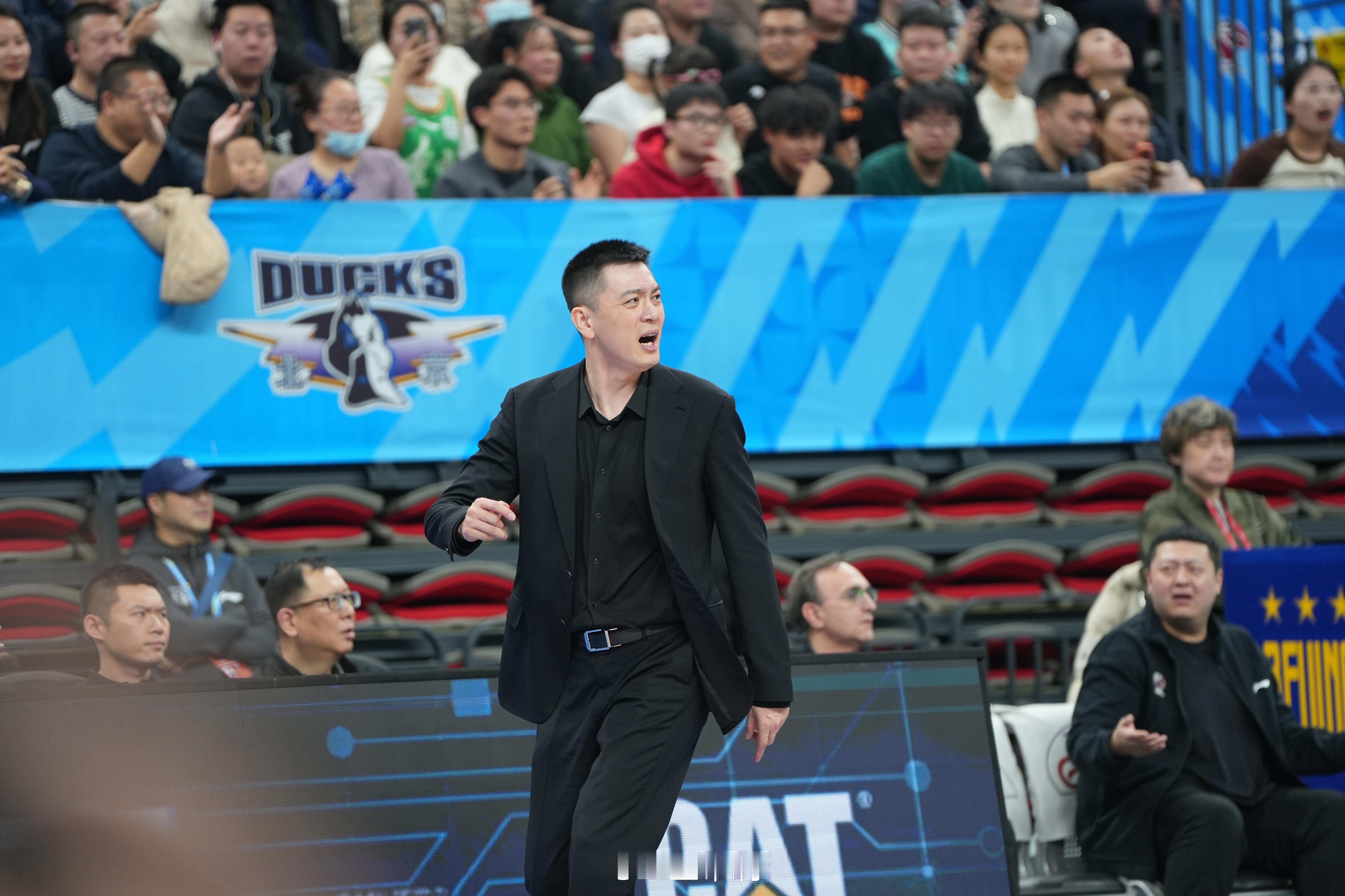 北京男篮vs辽宁男篮 一场挺好的比赛，又因为吹罚引发对立，挺遗憾。挑战裁判权威，