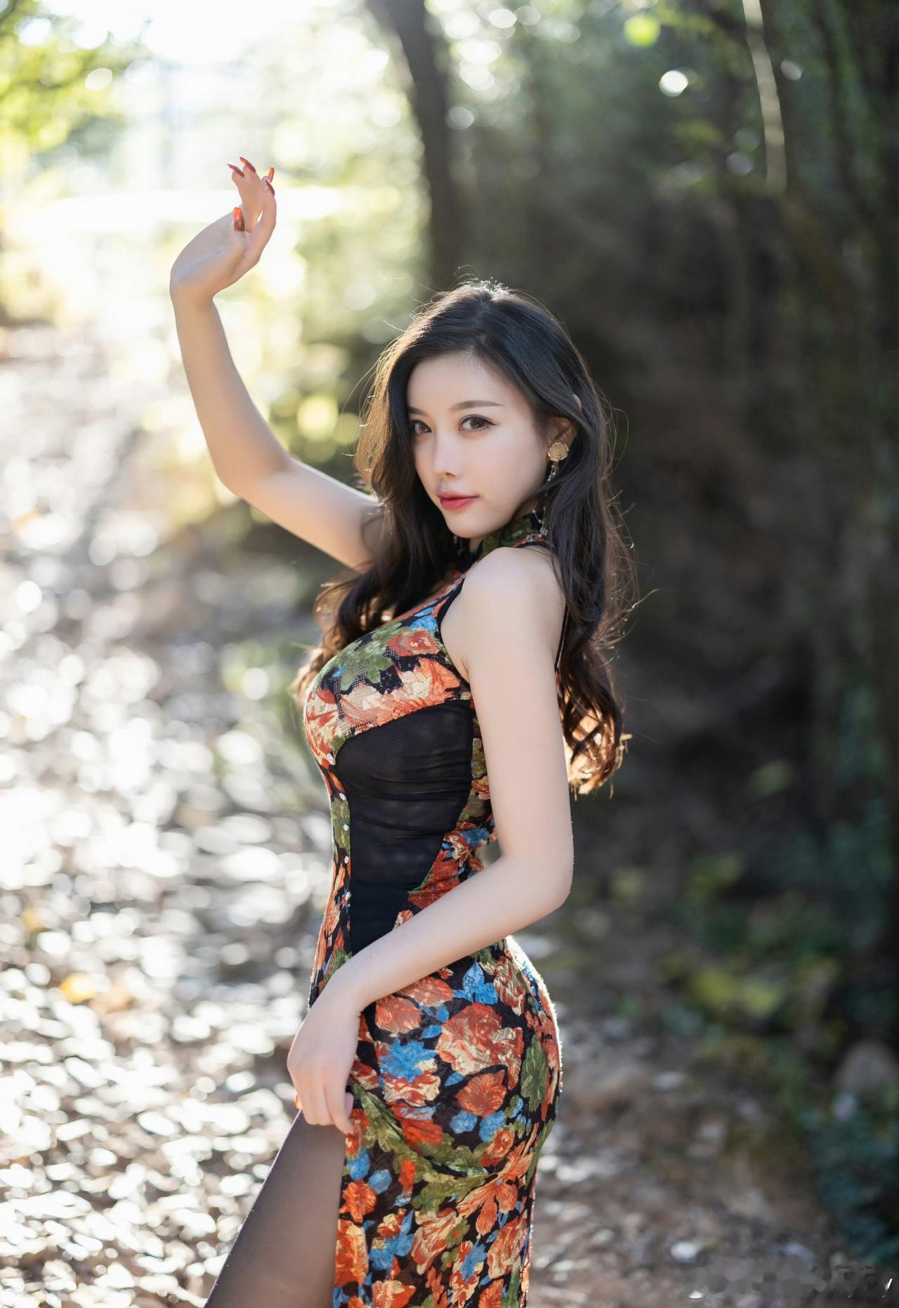 林间的光影，是时光写给旗袍的诗。
一步一摇，是旧时光里的温柔回响，也是属于东方美
