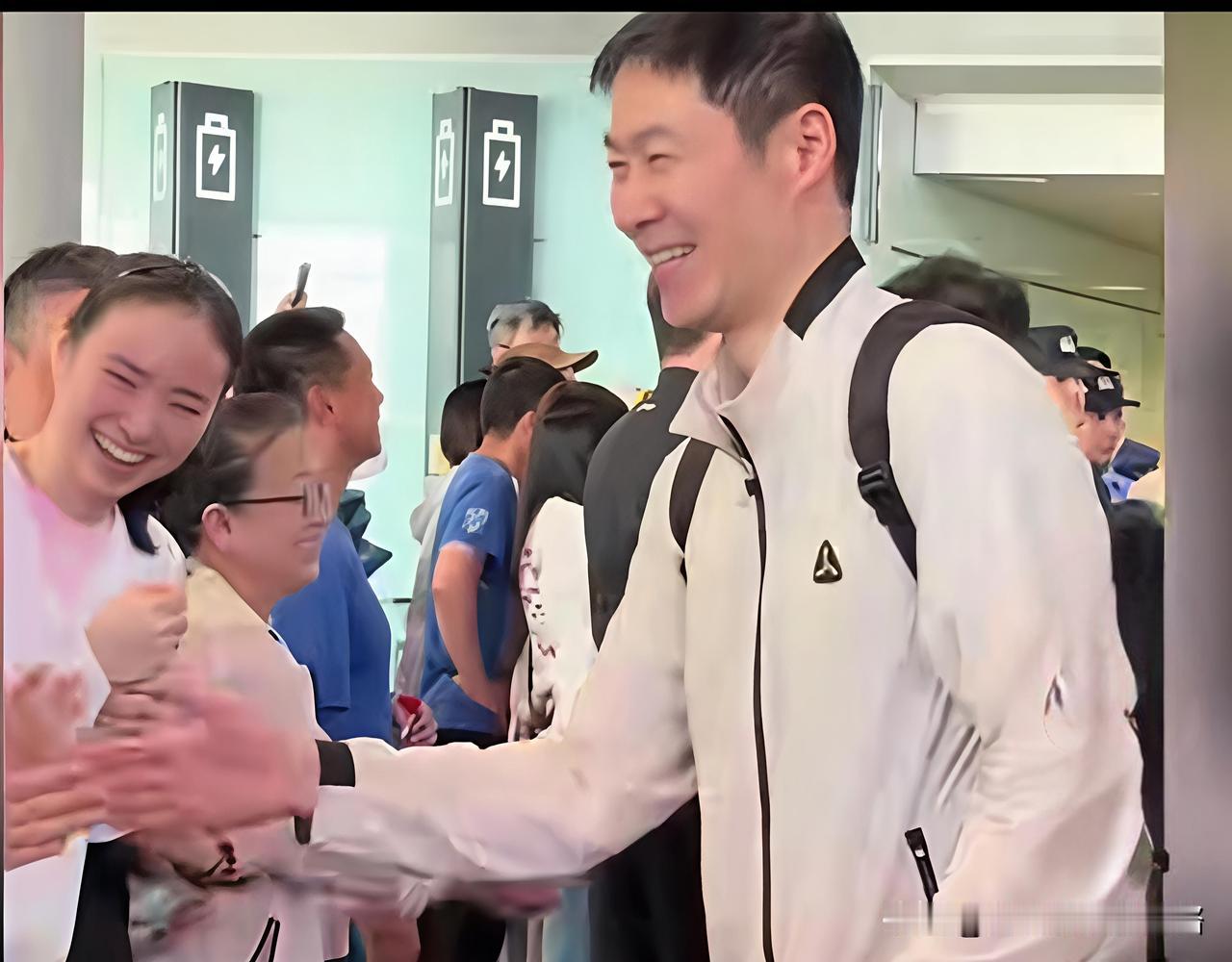 王励勤身背双肩包，手推一个大箱子走在队伍中，谁能相信他就是乒协主席。
王励勤带领