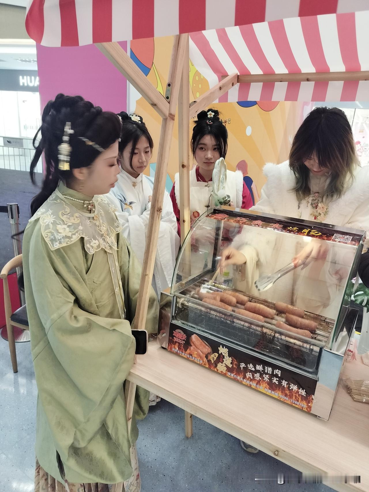 首届江西红色文旅动漫周，穿越的摊贩。