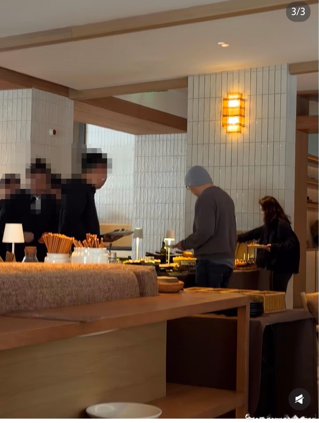 窦唯怎么老成这样了56岁窦唯状态 网友在餐厅偶遇窦唯，只见56岁的他胖了很多，整