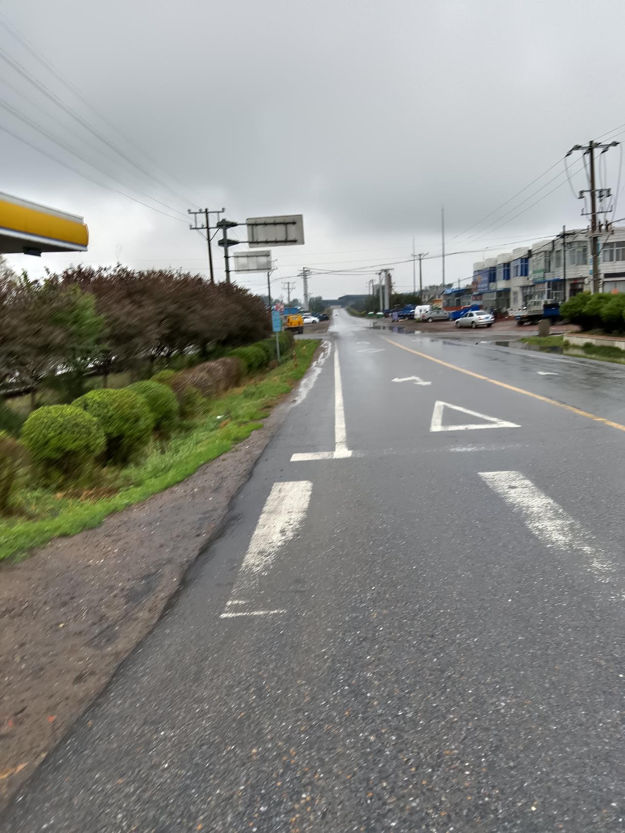 雨后清晨，空旷的街道，静谧而清新。雨天路滑，开车的朋友千万小心哟！