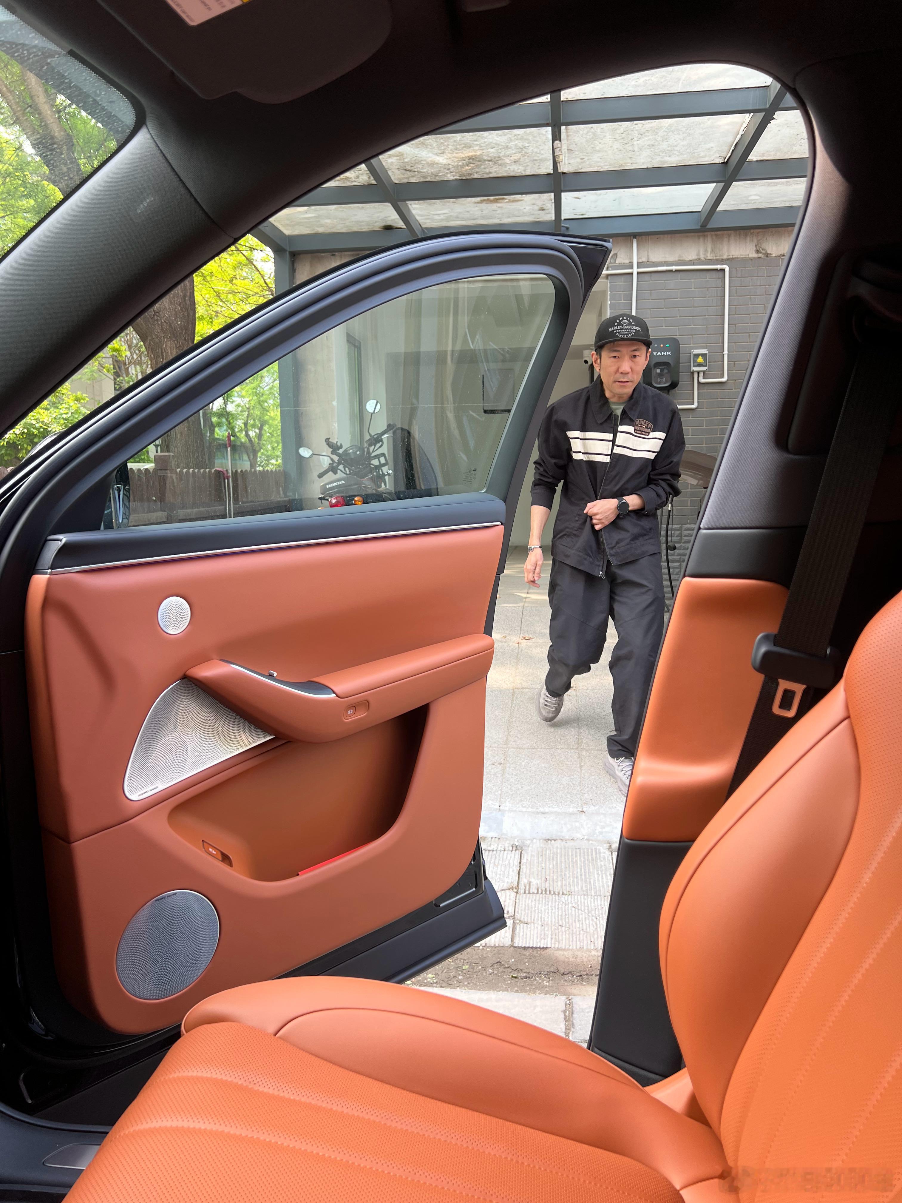 知道今天要去张家口参加婚礼，我光哥特意提前一天把腰闪一下，主要目的就是耍赖不开车