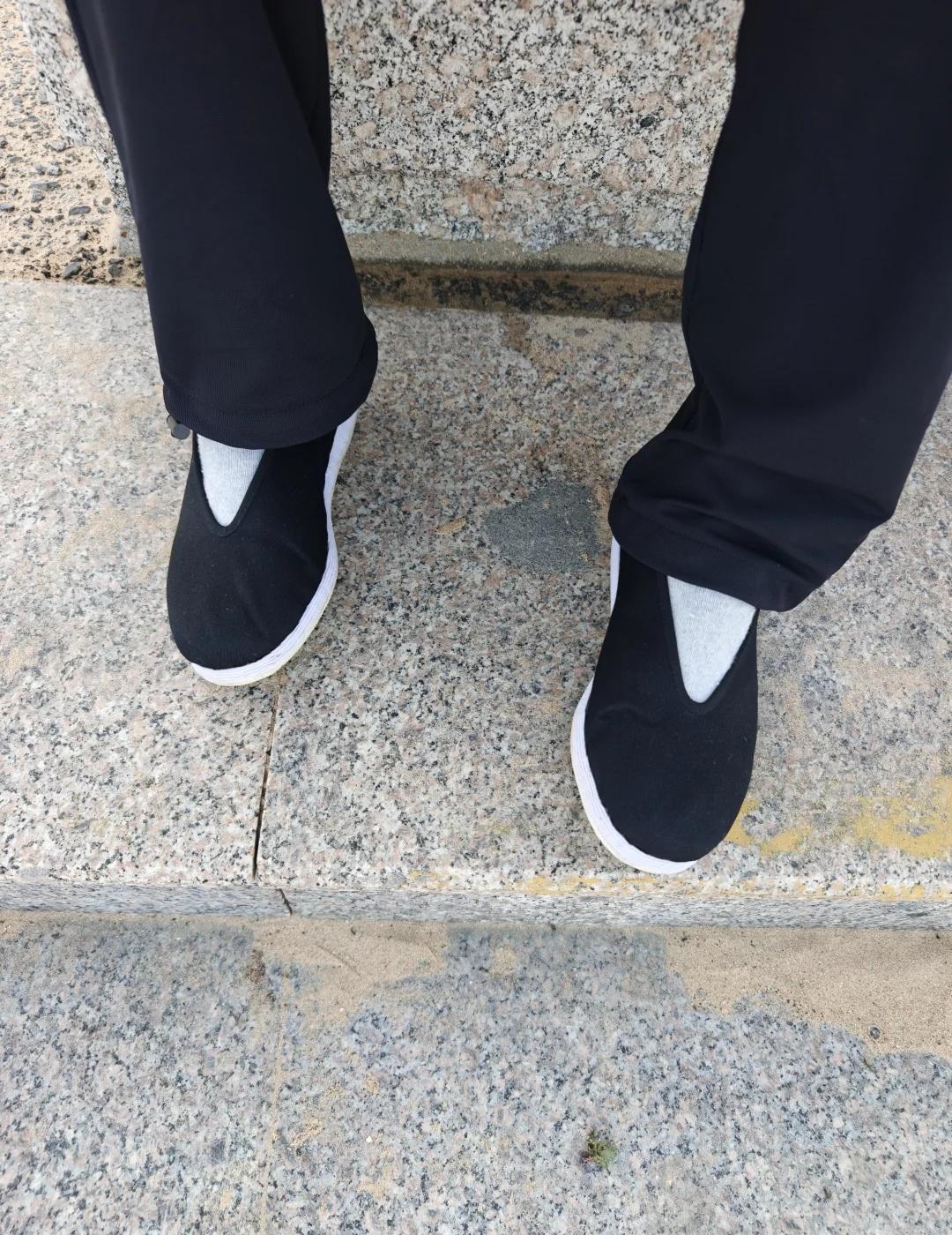 穿布鞋 走路走的脚酸，不过确实挺舒服圆口布鞋
不愧是内联升啊