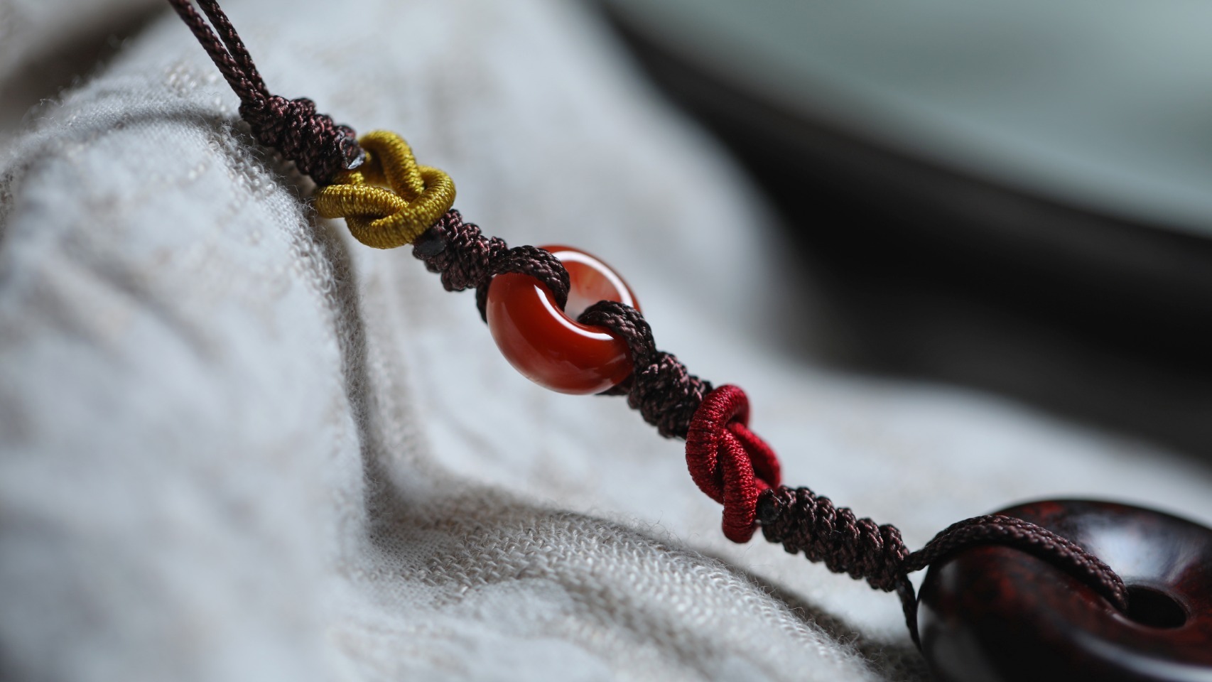 紫檀【愫 · 平安扣】挂件时间一圈圈的旋转，终究会回到原点，如同平安扣一般。平安