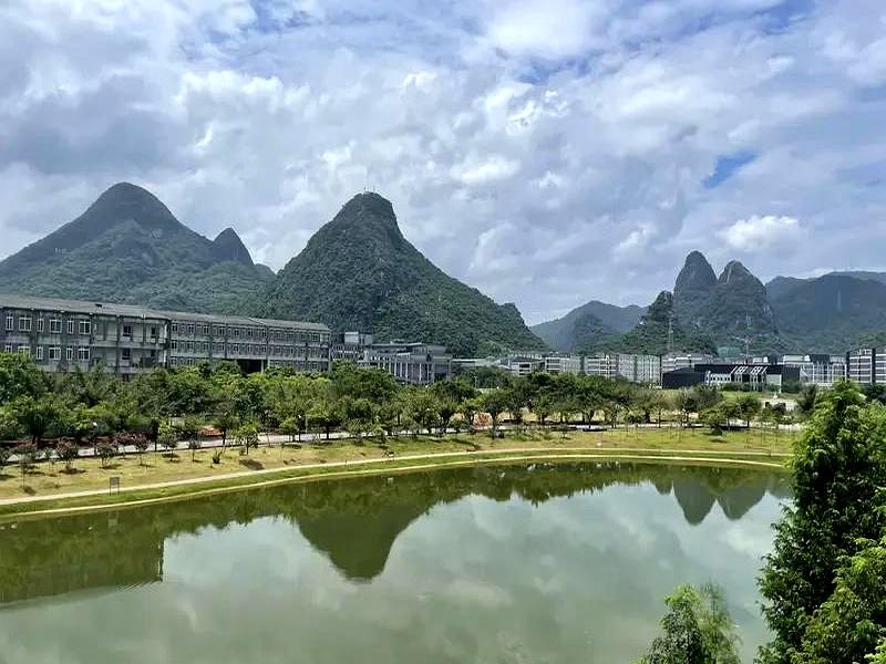 高考592分，原本一门心思盯着湘潭大学，冲的还是“双一流”这块牌子。
可真去翻往