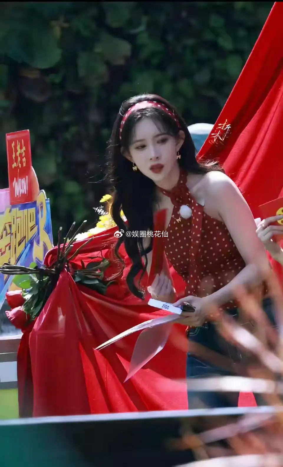 前有袁姗姗马甲线女孩，现有孟子义跑男造型腰比名牌还细，红唇白肌肤生图直出美到犯规